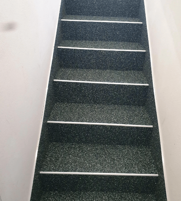 Scala interna rivestita in graniglia verde con profili