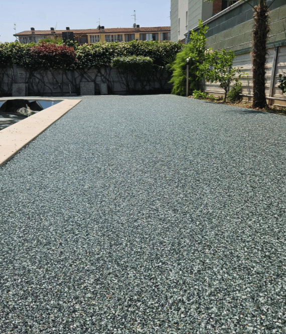 Pavimentazione esterna in graniglia verde a bordo piscina