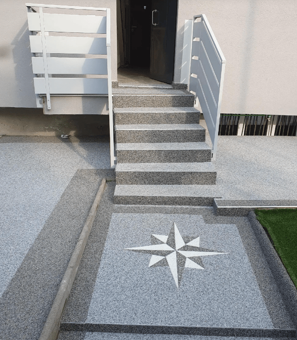 Ingresso esterno in graniglia con scala e rosa dei venti