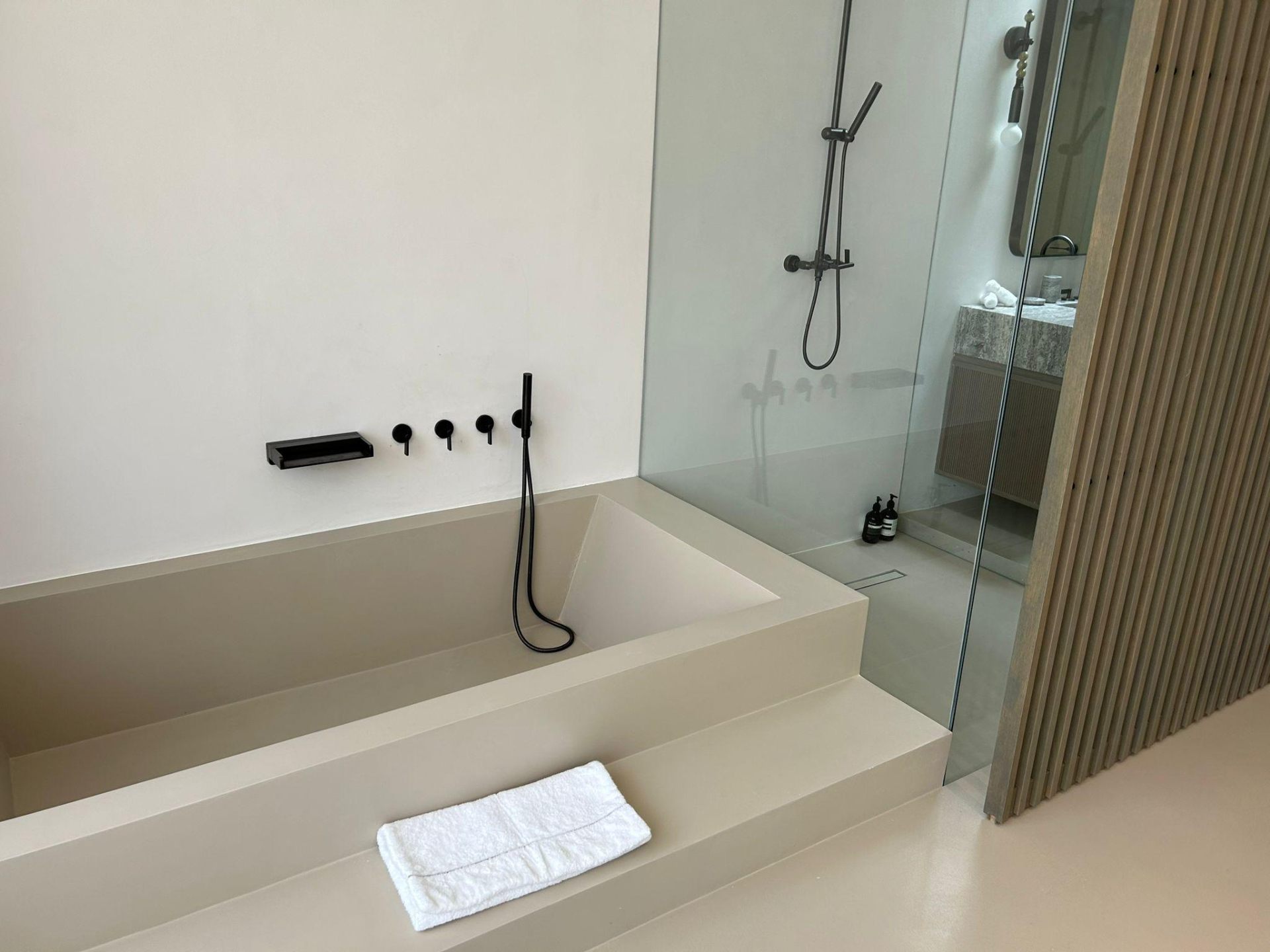 Bagno con vasca in microcemento