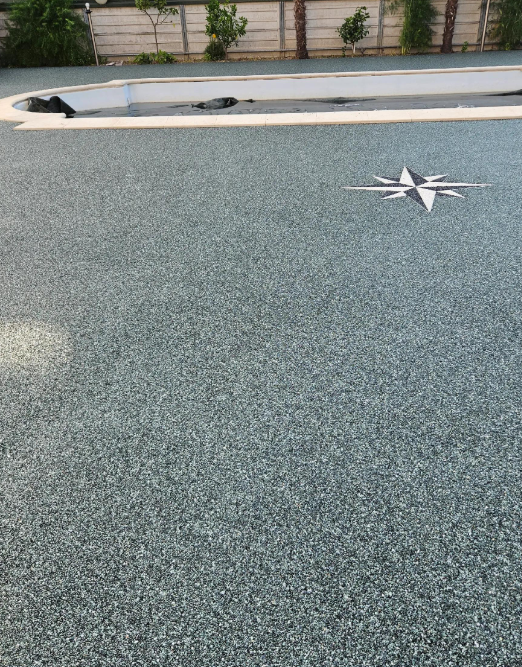 Terrazza in graniglia con inserto decorativo rosa dei venti