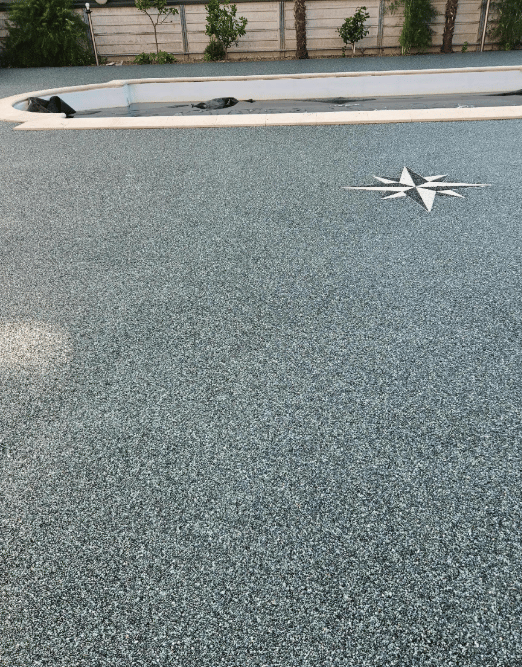 Terrazza in graniglia con inserto decorativo rosa dei venti